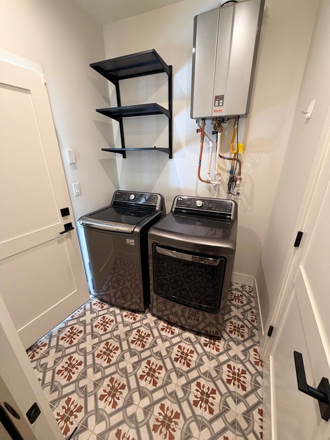 Building Photo - 3Bed/2.5 Bath Townhouse In Woodstock Neighborhood