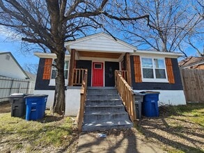 Building Photo - Near Bishop Arts District 2-bedroom, 1-bath duplex