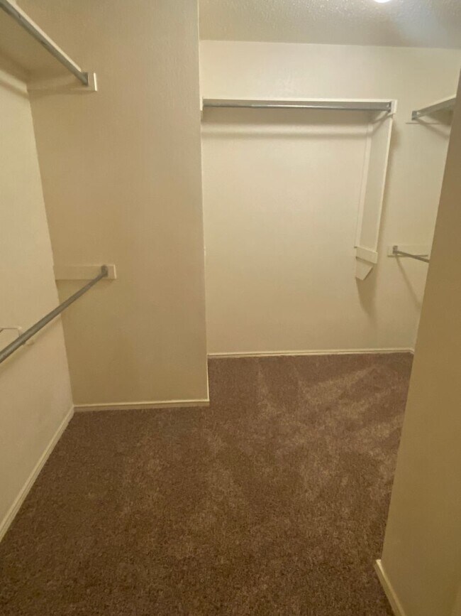 Building Photo - Spacious 4 bedroom house with fenced yard