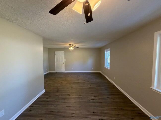 Building Photo - 117 Lucille Dr SW