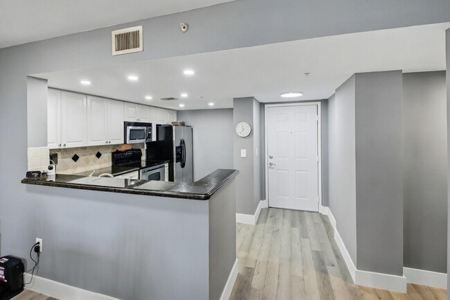 Building Photo - 520 SE 5 Ave