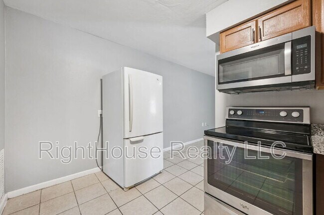 Building Photo - 907 Center Ave