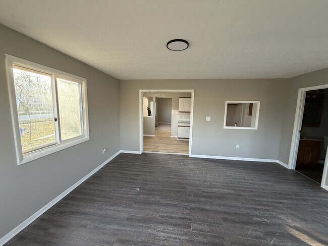 Building Photo - 4300 E 175th St