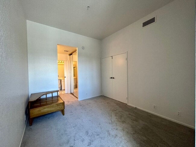 Building Photo - 2601 S Broadmoor Dr