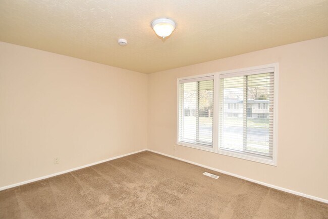 Building Photo - Spacious 5 Bedroom 3 Bathroom Home in Sandy!