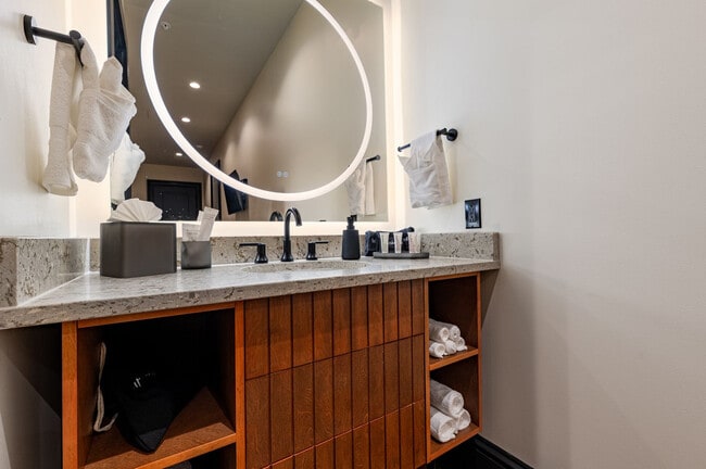 Building Photo - 1011 Canal St