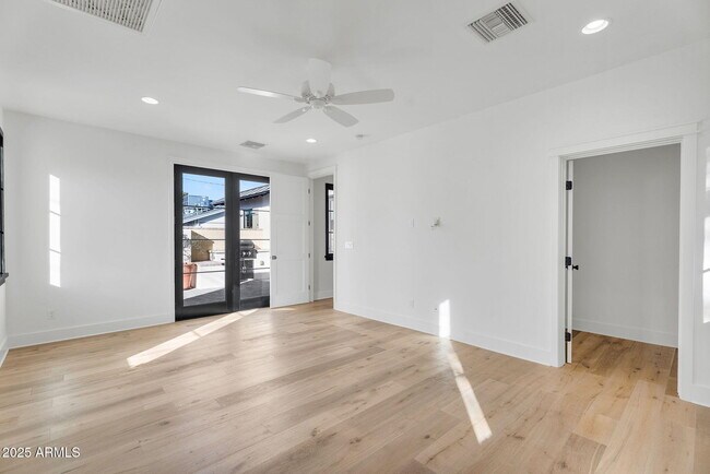 Building Photo - 4901 E Amelia Ave