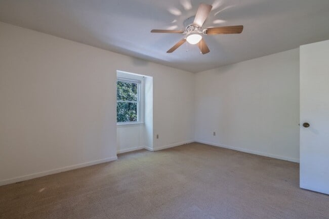 Building Photo - 2 Bedroom Duplex - Close to Campus!