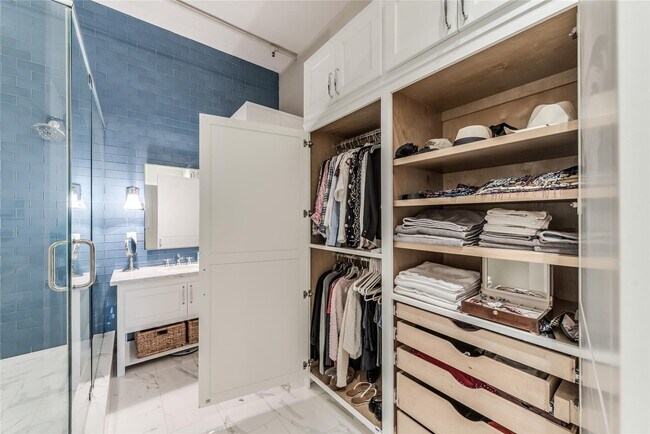 Building Photo - 705 Main St