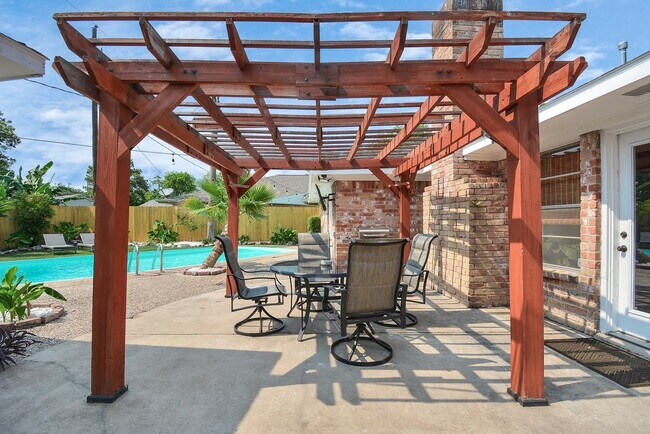 Building Photo - 9811 Rocktree Dr