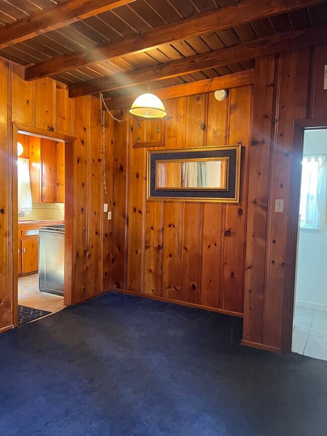 Building Photo - 1 Bedroom, 1 Bathroom Back Unit