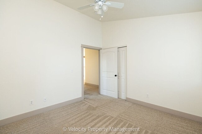 Building Photo - Beautiful Home in SW Bend - 1 dog considered!