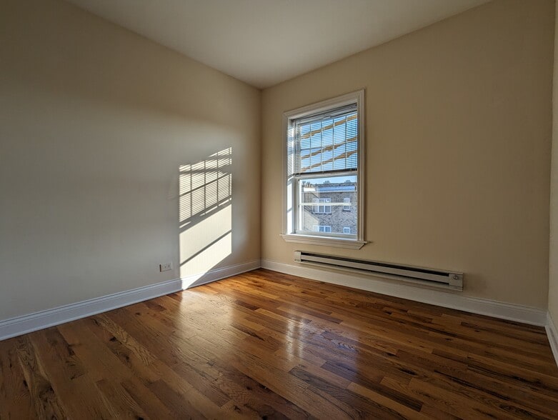 Building Photo - 953 W Cornelia Ave