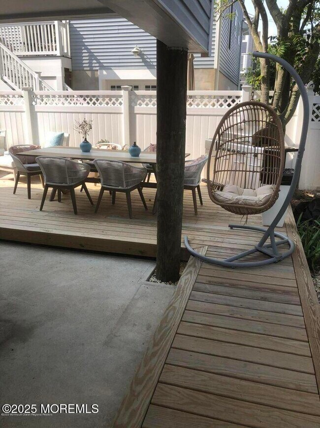 Building Photo - 304 6th Ave