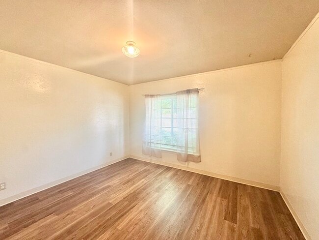 Building Photo - Charming 2-bedroom 1-bathroom duplex in Ca...