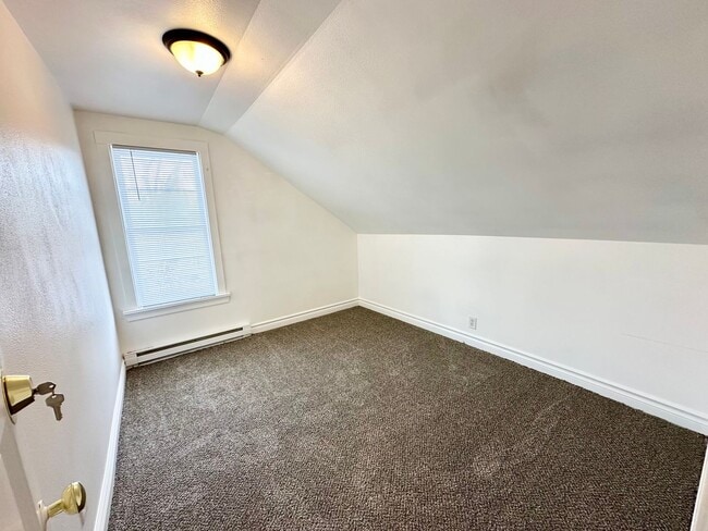 Building Photo - 610 S Pine St