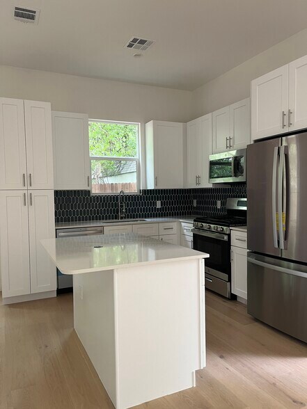 Fridge, Dishwasher, Oven/Stove & Microwave all included! - 500 Capitol Dr