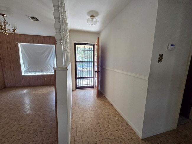 Building Photo - 704 Arrow Ln