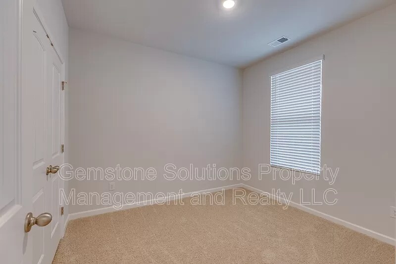 Building Photo - 608 Clifford Heights