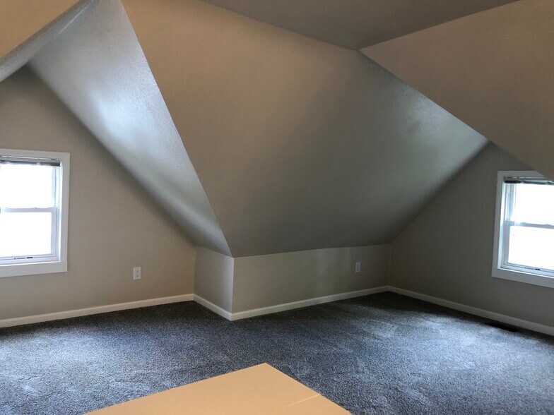 Building Photo - 954 1/2 Jenifer St