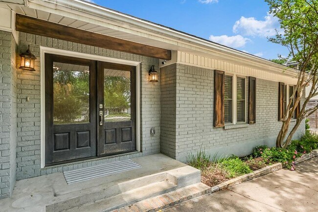 Building Photo - 306 Briarwood Trail