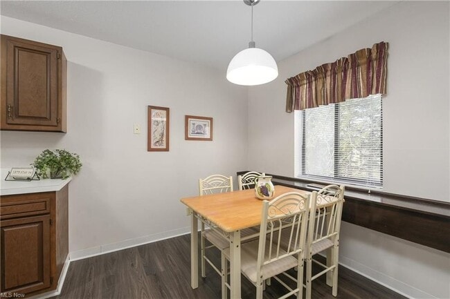 Kitchen Eating Area - 27467 Westown Blvd