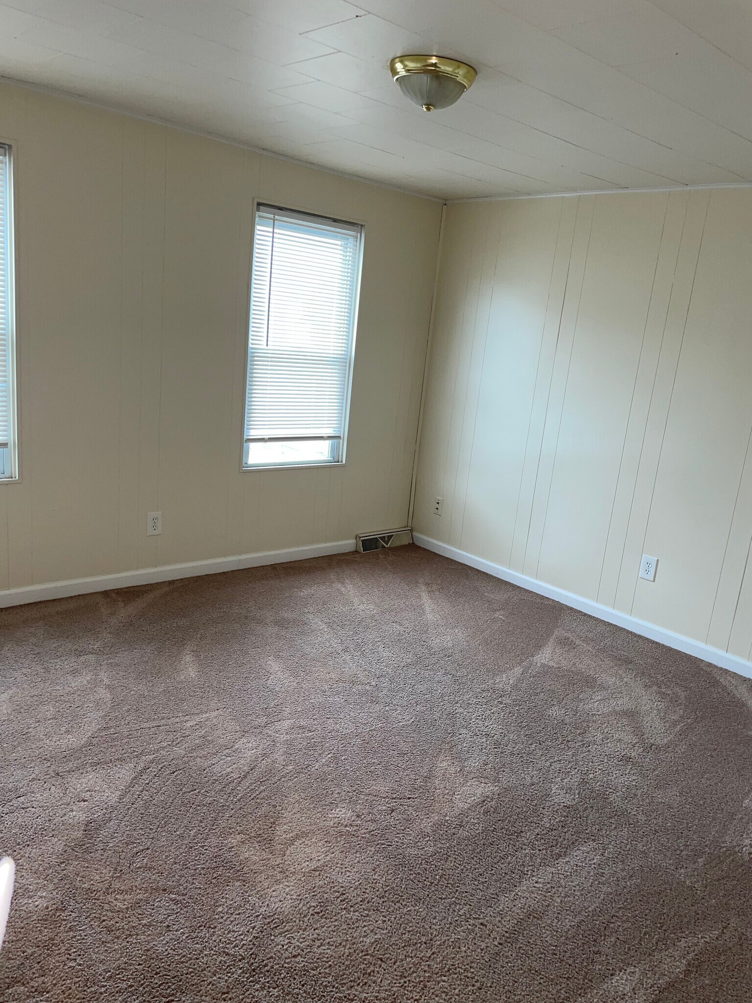 Building Photo - 553 Main St