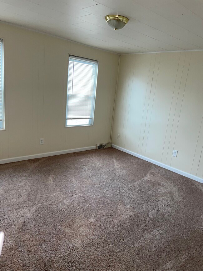 Building Photo - 553 Main St