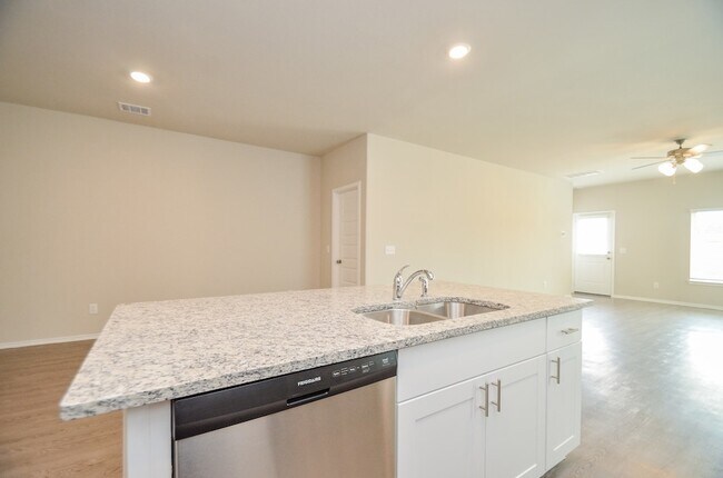 Building Photo - 25513 Blossom Ct