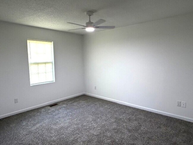 Building Photo - ~ Cute 2-Bedroom Home w/fenced back yard! ~