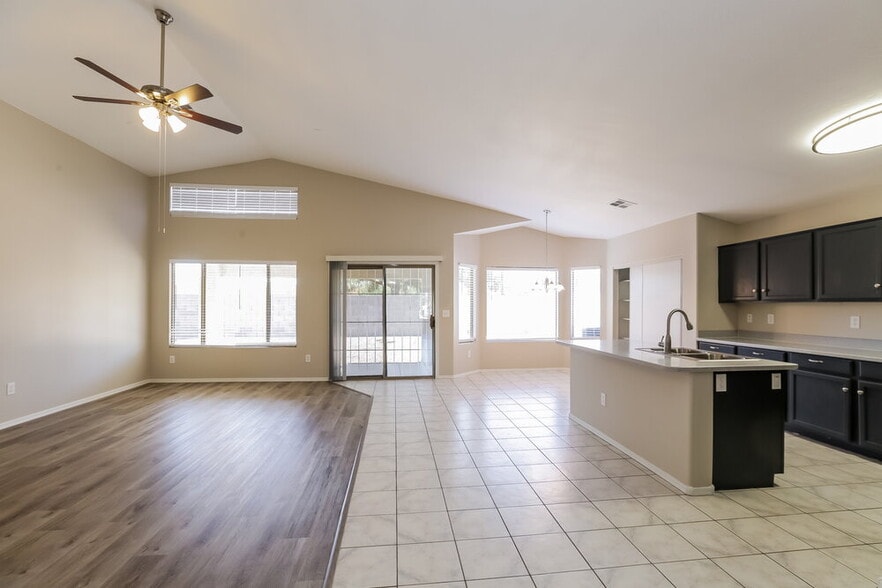 Building Photo - 1510 N Saddle St