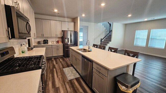 Building Photo - Spacious Ventana Home with all appliances!