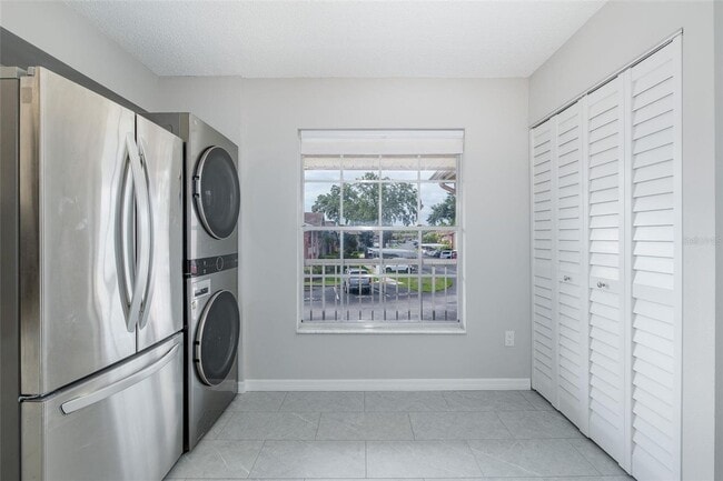 Building Photo - Beautifully Updated Condo