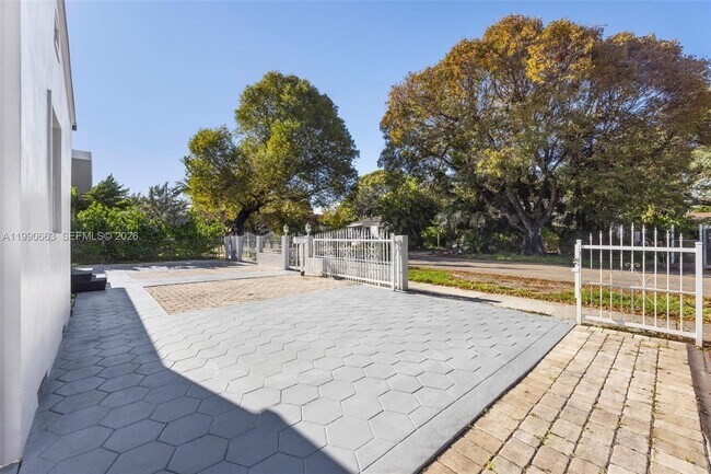 Building Photo - 3640 SW 13th St