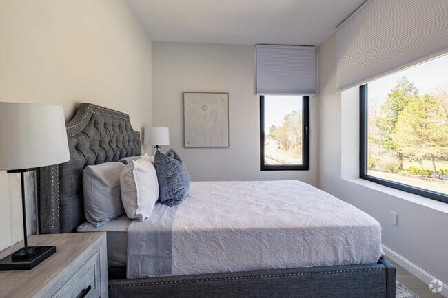 2BR, 2BA - 1005SF - The Falmouth - Highland Park