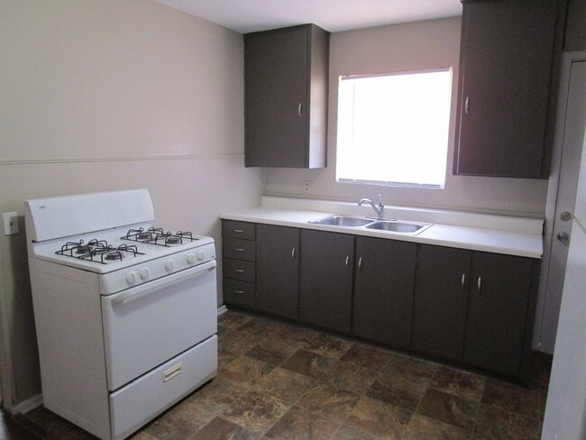 Building Photo - Duplex Across from SWOSU