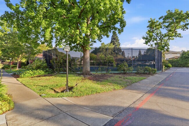 Building Photo - Renovated Los Gatos Townhome