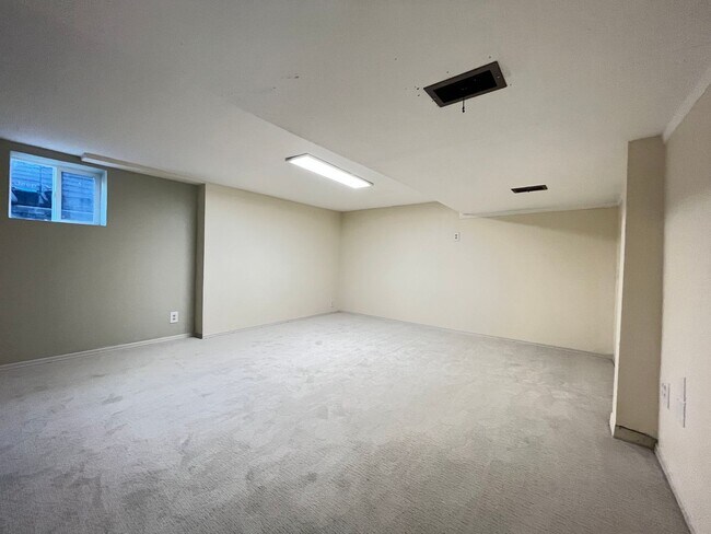 Building Photo - 208 W 19th Ave