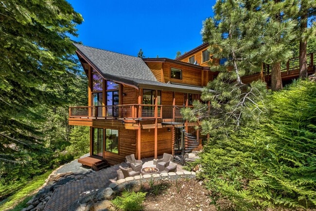Building Photo - Gorgeous Lakeview! Pet Friendly w a Garage & AC!
