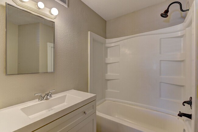 Building Photo - Remodeled and move-in ready located in Southeast Las Vegas.