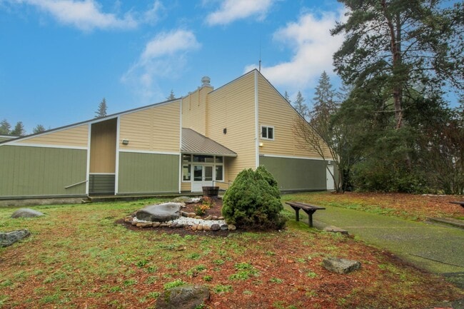 Building Photo - 9048 Pepperidge Ln SE