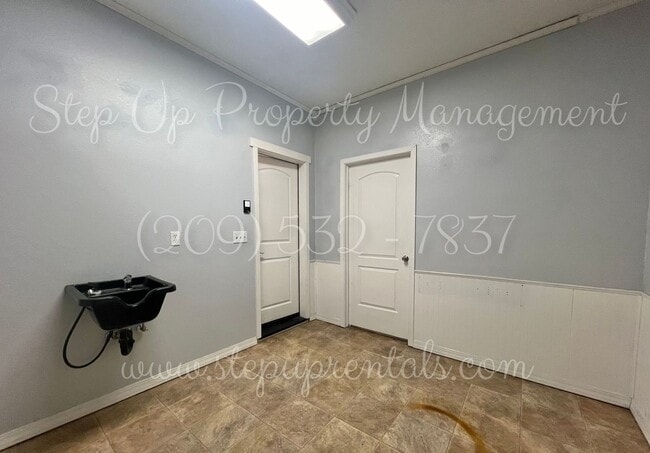 Building Photo - Elegant and Spacious 3-Bedroom Home with Modern Upgrades!
