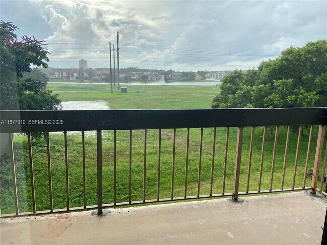 Building Photo - 8881 Fontainebleau Blvd