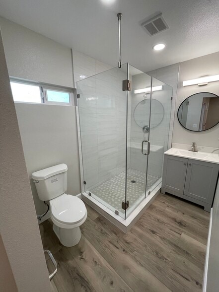 Master bathroom - 1010 Cypress Ave