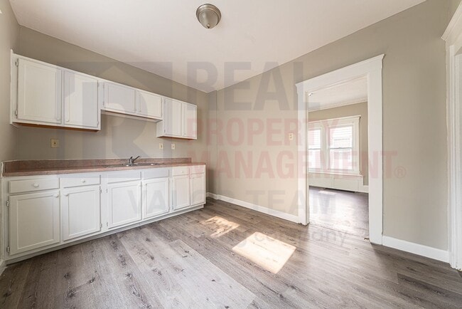 Building Photo - Charming 4-Bedroom Home on Quiet Street - ...