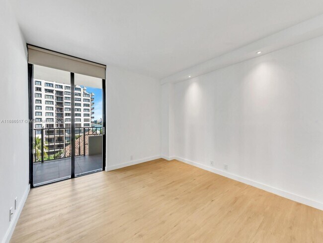 Building Photo - 520 Brickell Key Dr