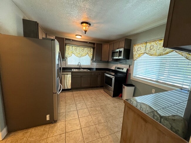 Building Photo - 3 bed 2.5 bath near Pacific Terrace