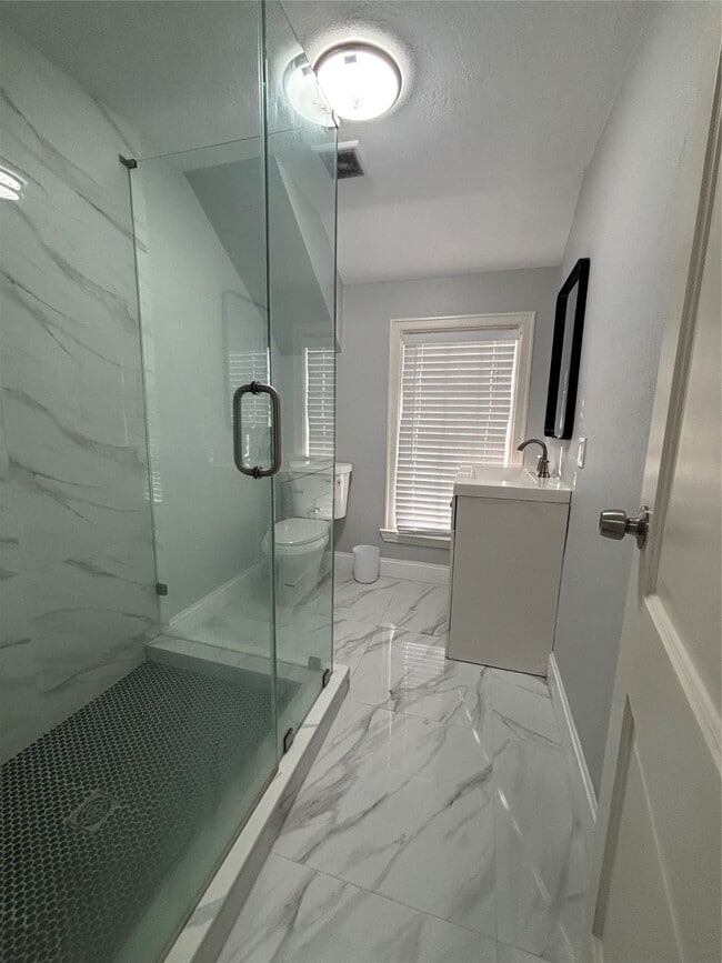 Building Photo - 2 Bayvilla Dr