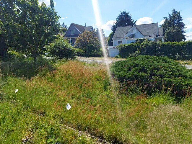 Building Photo - Charming Tacoma Home on a Peaceful Corner Lot!