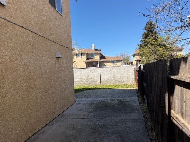 Building Photo - Tracy 3 Bedroom 2.5 Bathroom Home